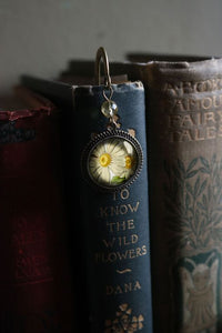 Summer Daisy Vintage Book Hook